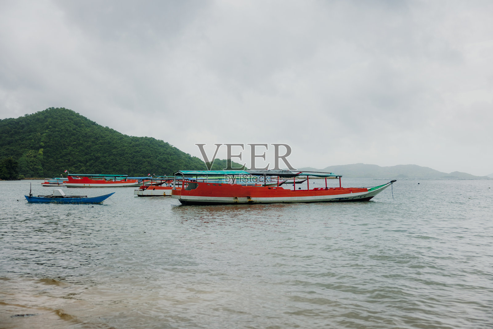 热带岛屿海湾上的彩色木船照片摄影图片