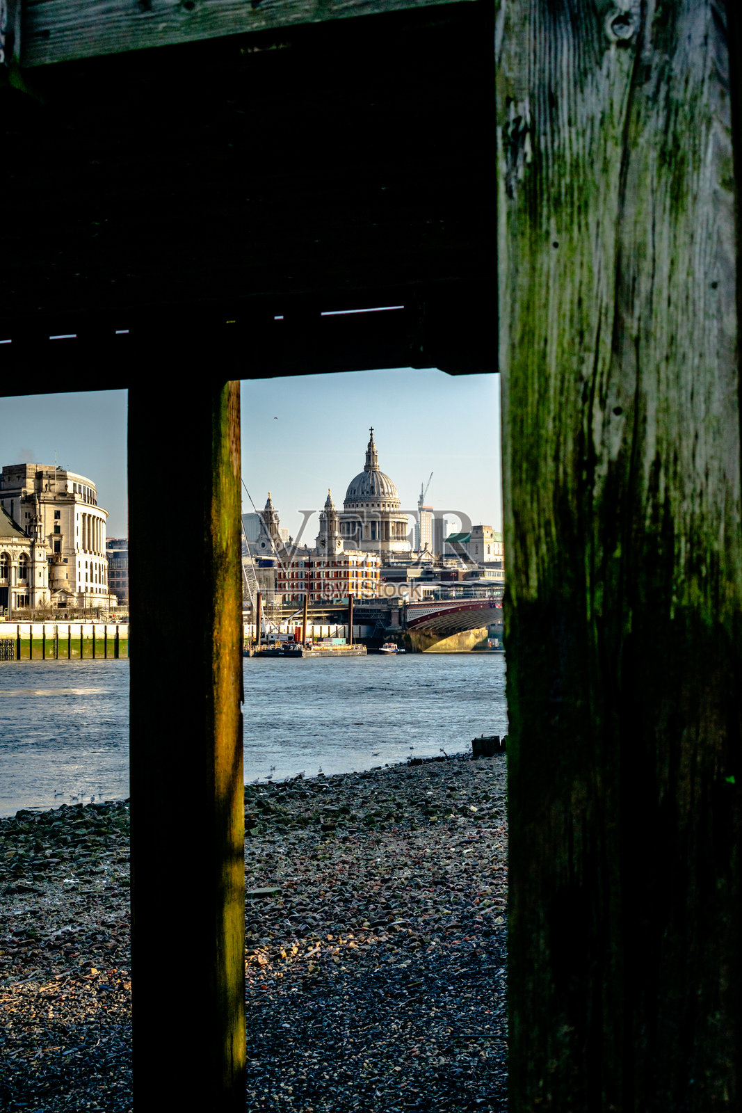 从海滩下的码头看圣保罗大教堂照片摄影图片
