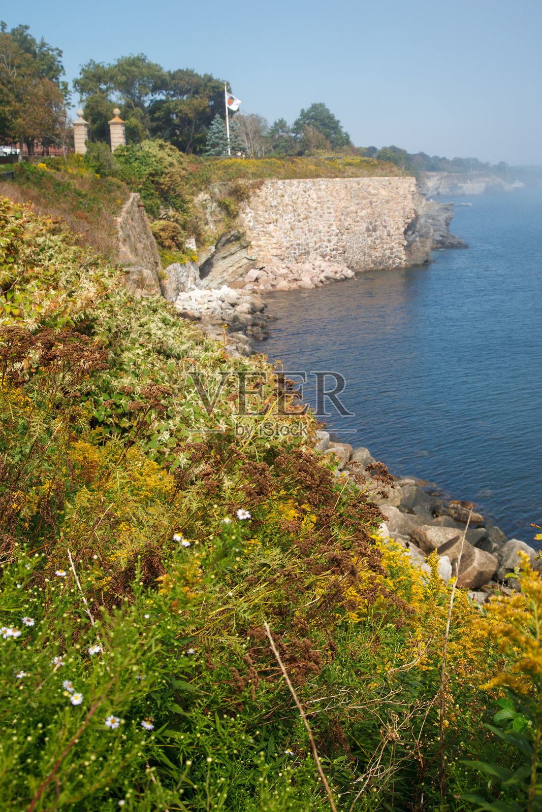 在美国罗德岛纽波特的伊斯顿湾岸边的悬崖步道照片摄影图片