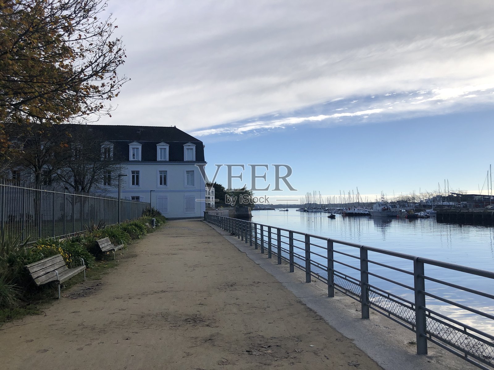 法国布列塔尼洛里昂港口沿岸的步行小道照片摄影图片