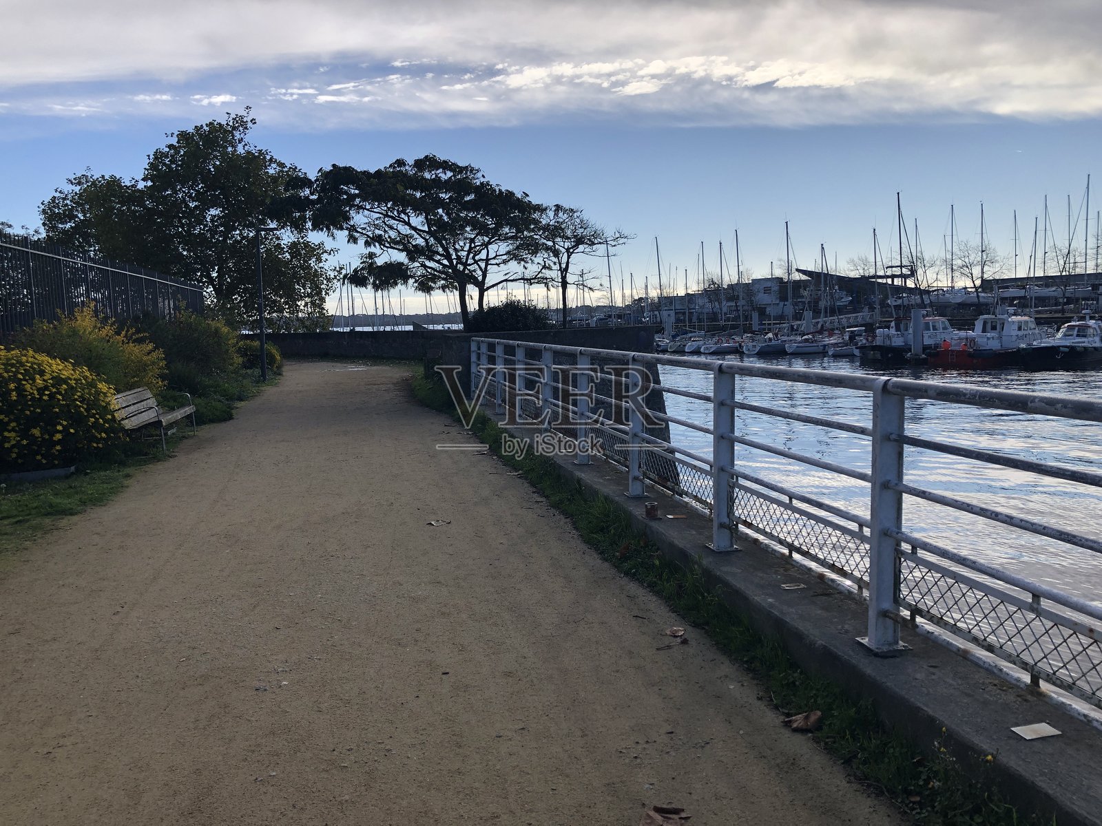 法国布列塔尼洛里昂港口沿岸的步行小径照片摄影图片