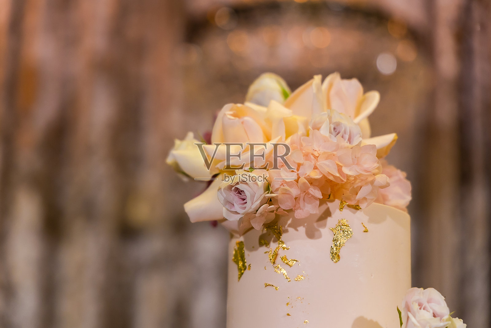 美丽的奶油白色婚礼蛋糕装饰着花朵照片摄影图片