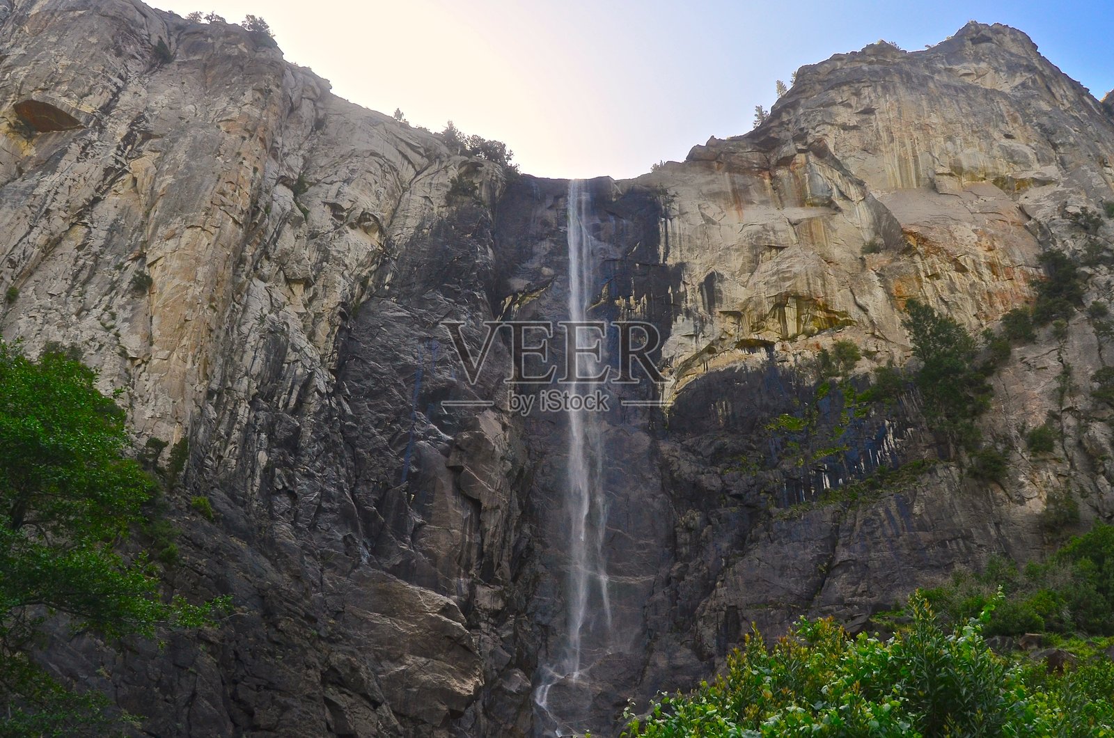 优胜美地公园的瀑布溪流照片摄影图片