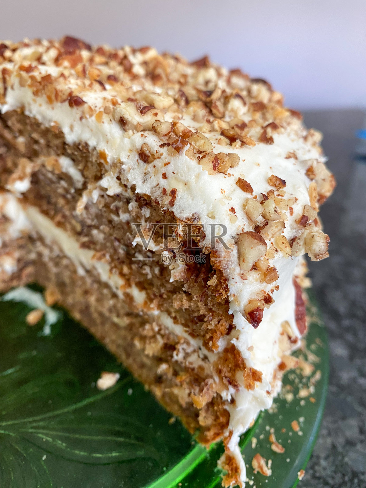 自制胡萝卜蛋糕,配奶油奶酪糖霜和胡桃照片摄影图片