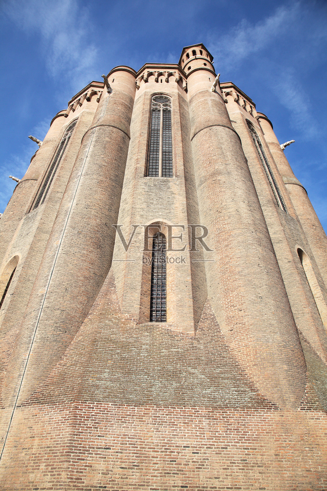 法国阿尔比的圣塞西尔大教堂砖砌建筑在晴朗的蓝天下照片摄影图片