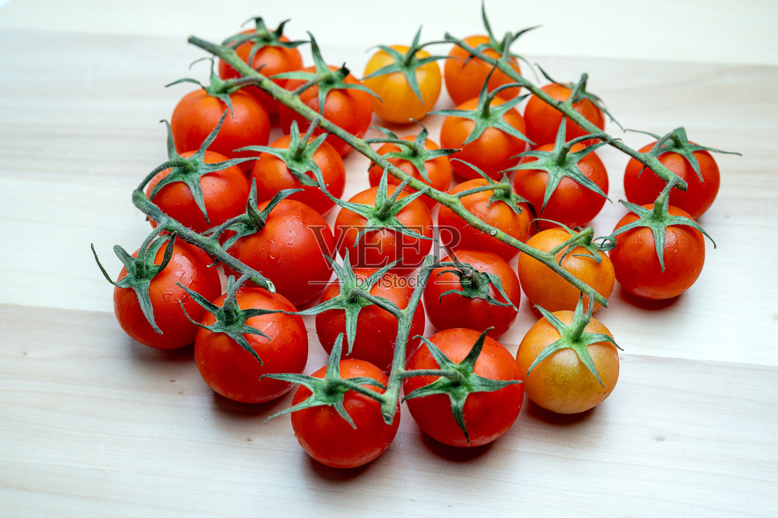 新鲜成熟的樱桃番茄串在白色背景下照片摄影图片