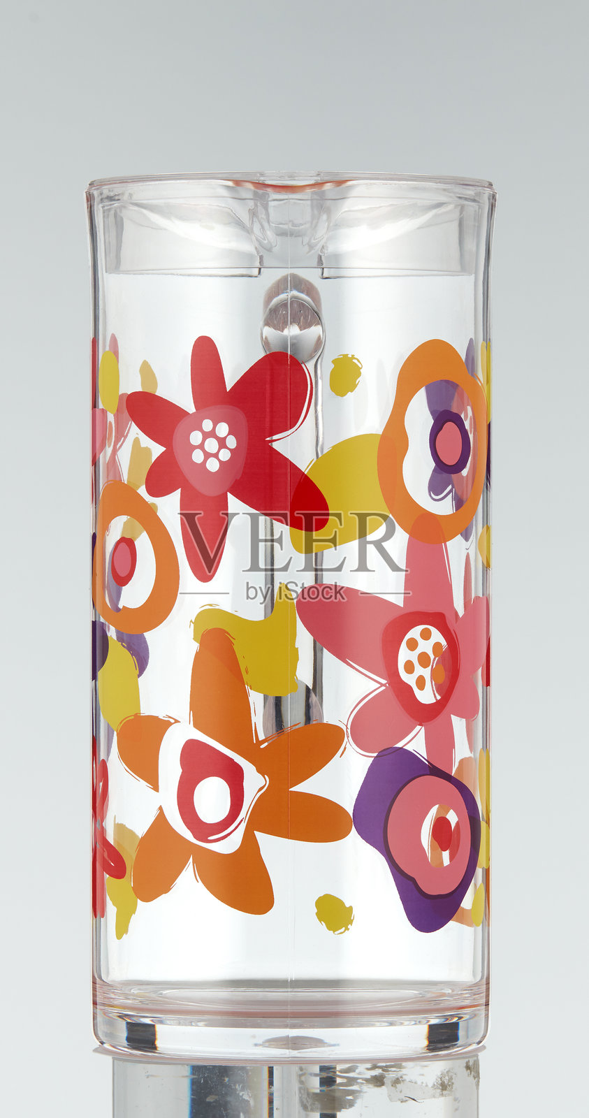 带花纹的透明塑料水壶,装满水照片摄影图片