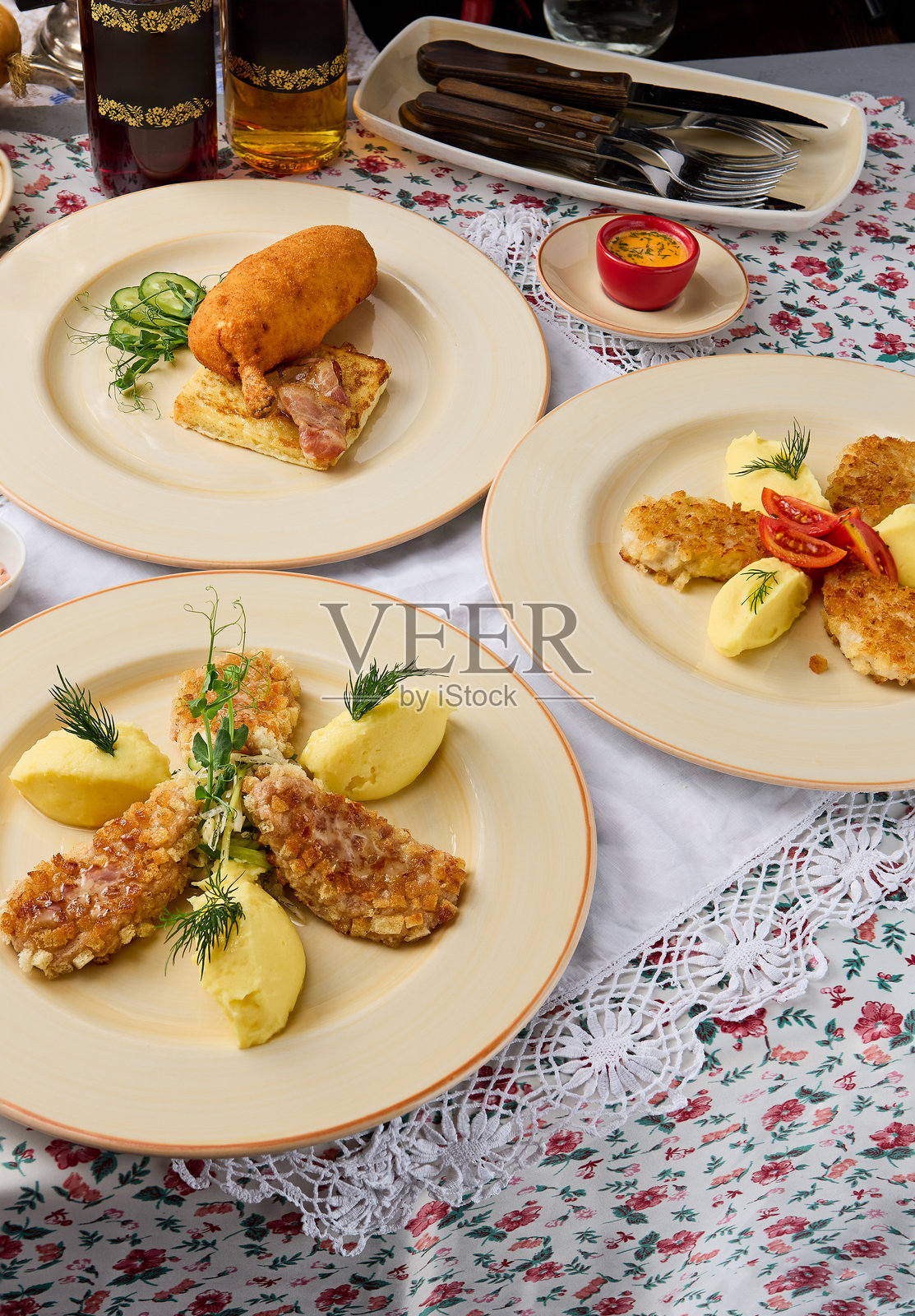 多样化炸肉排的艺术展示,丰富的纹理对比和鲜艳的色彩照片摄影图片