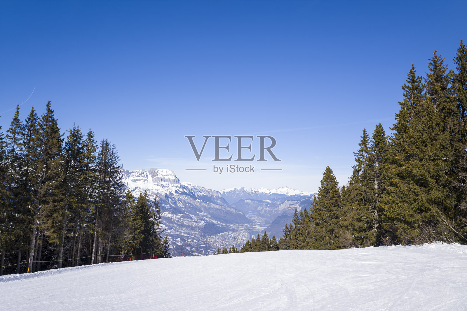 法国奥弗涅-罗纳-阿尔卑斯大区的梅热夫滑雪坡,夏季阳光明媚的日子。照片摄影图片