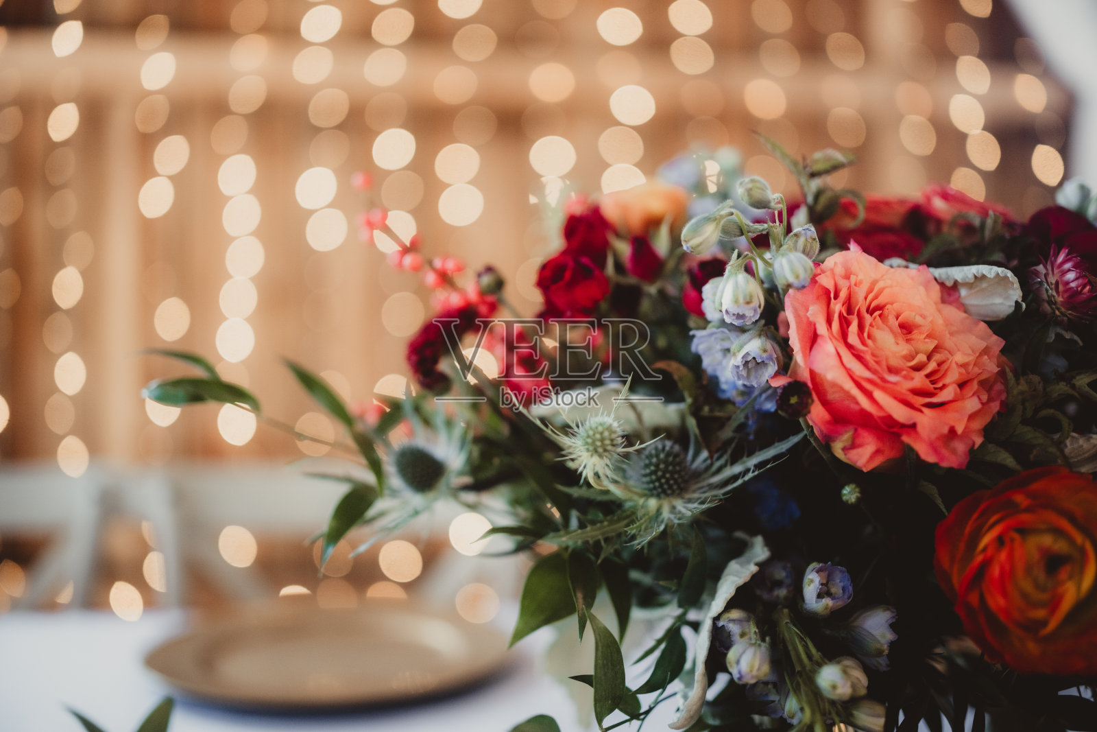 婚礼接待处桌上的花卉布置特写照片摄影图片