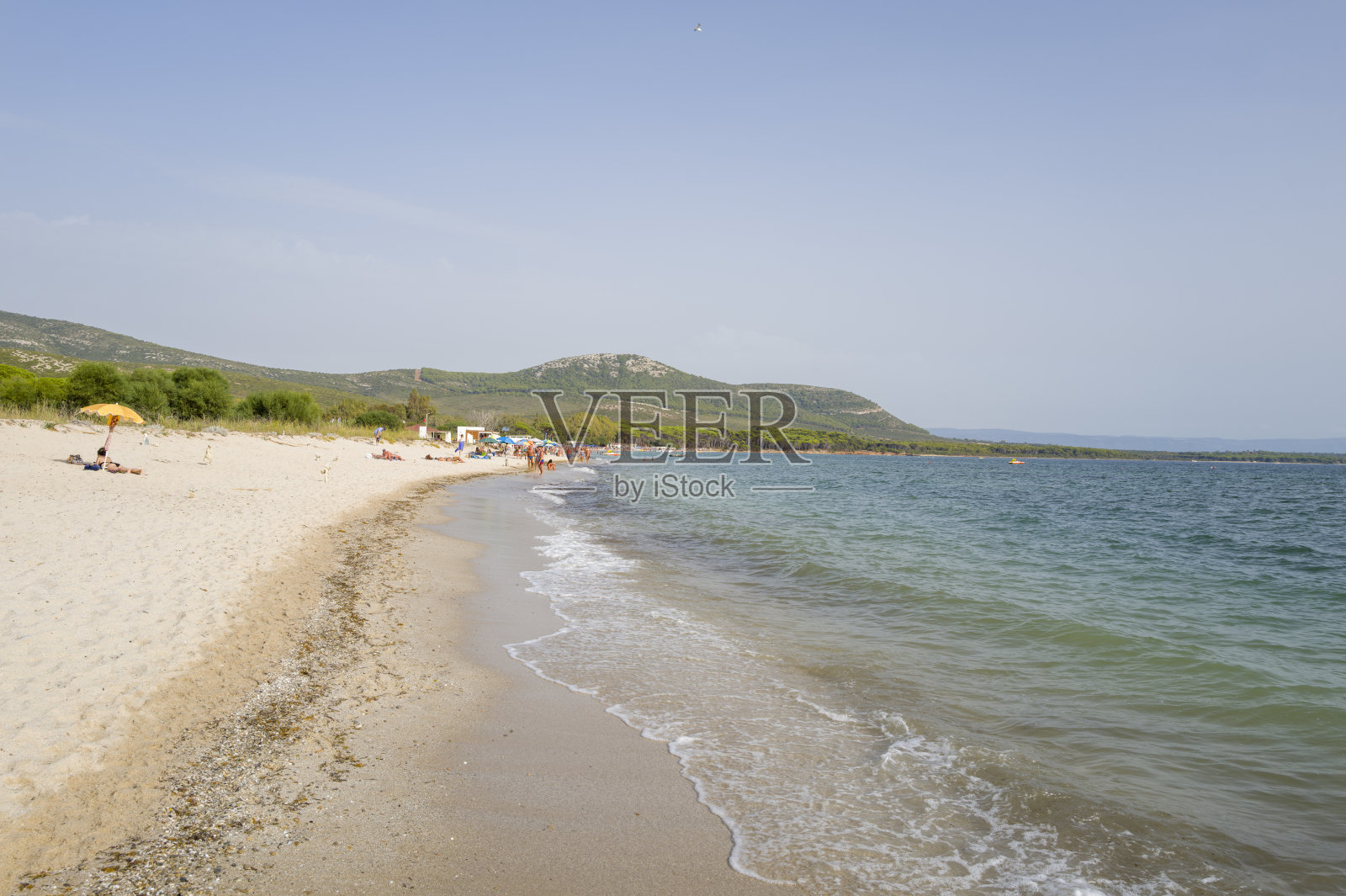意大利撒丁岛穆戈尼海滩,夏季阳光明媚的日子。照片摄影图片