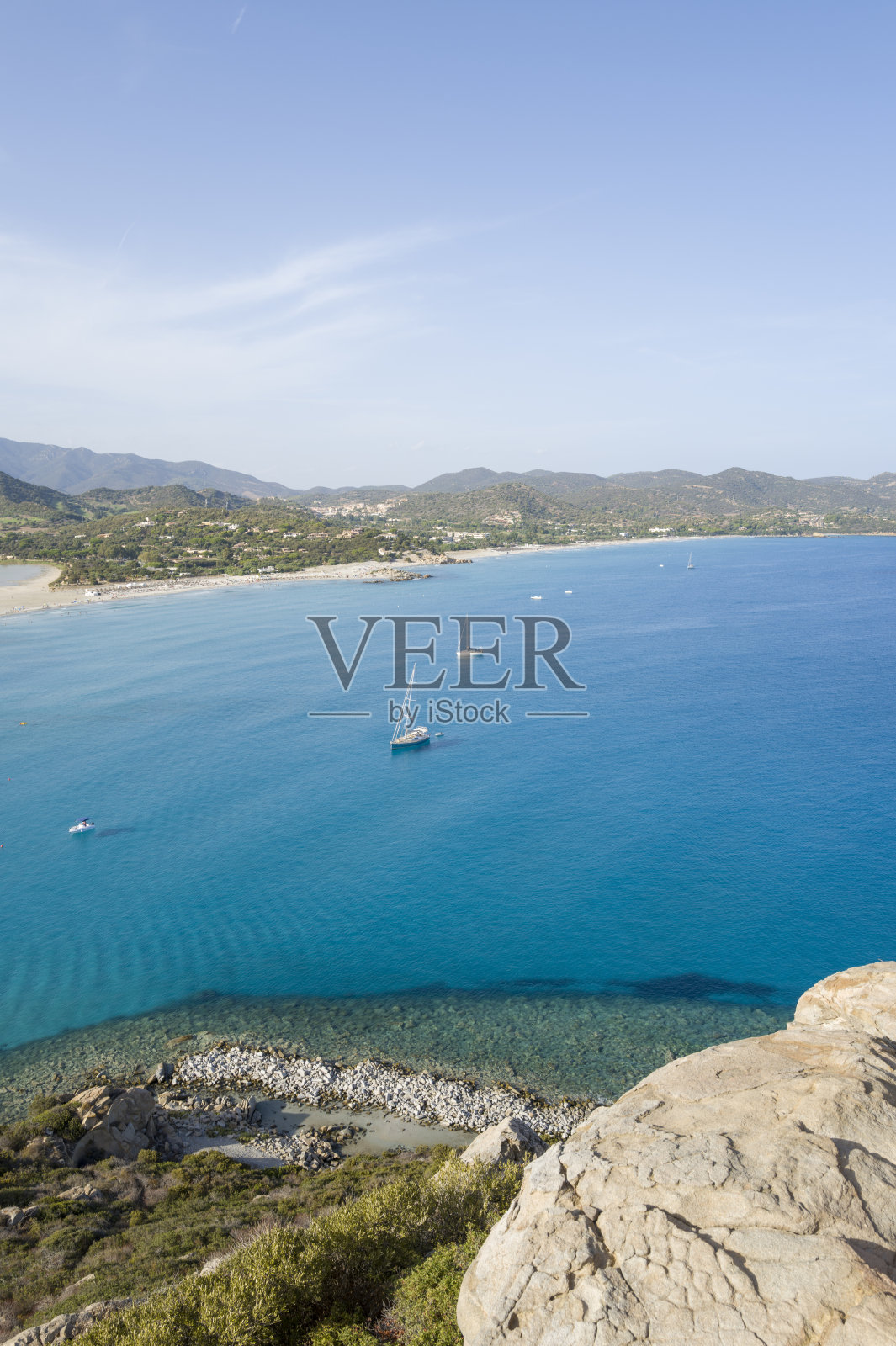 意大利撒丁岛卡拉卡特里纳的波尔图吉翁科海滩,夏季阳光明媚的日子。照片摄影图片