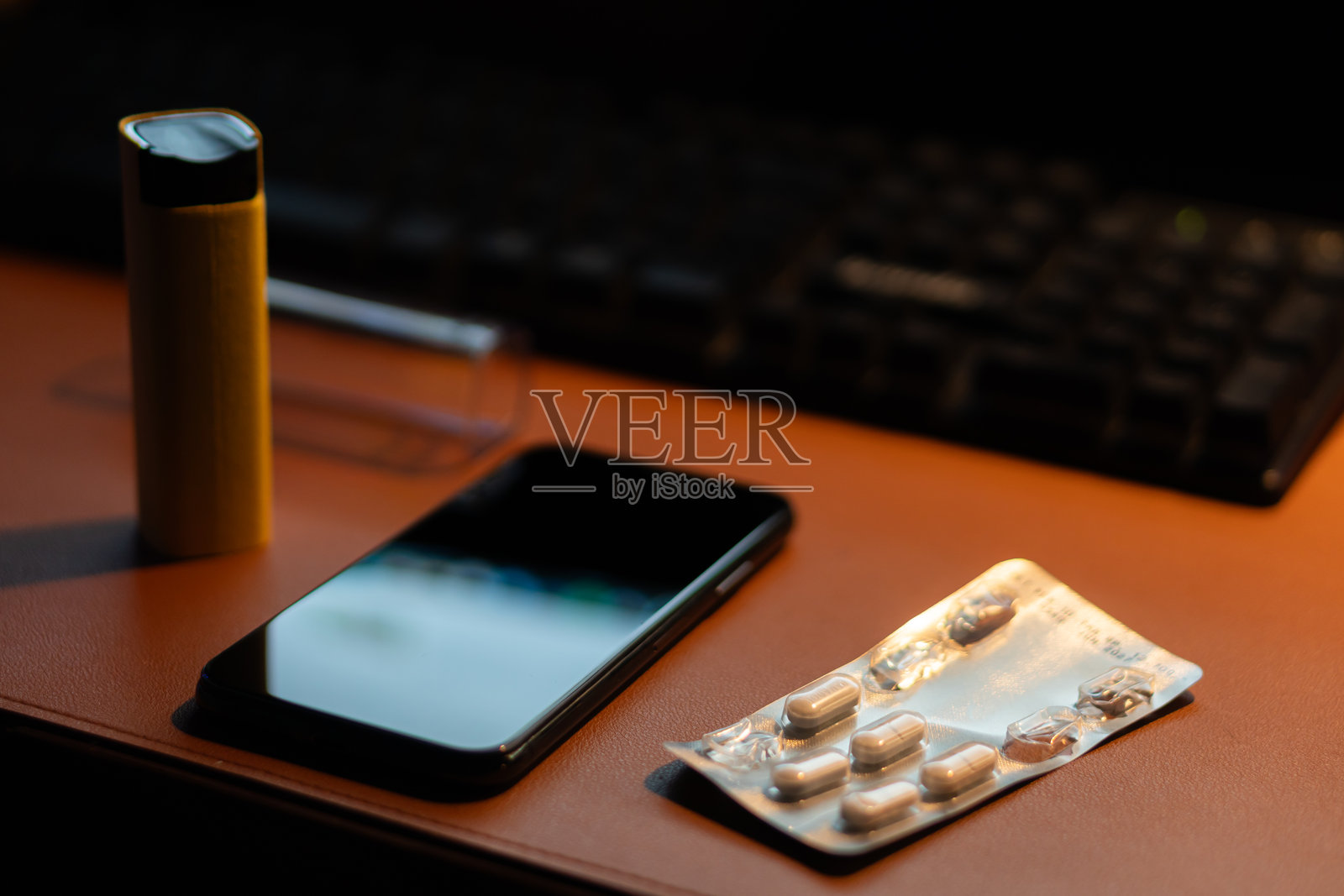 桌子上的智能手机和健康配件照片摄影图片