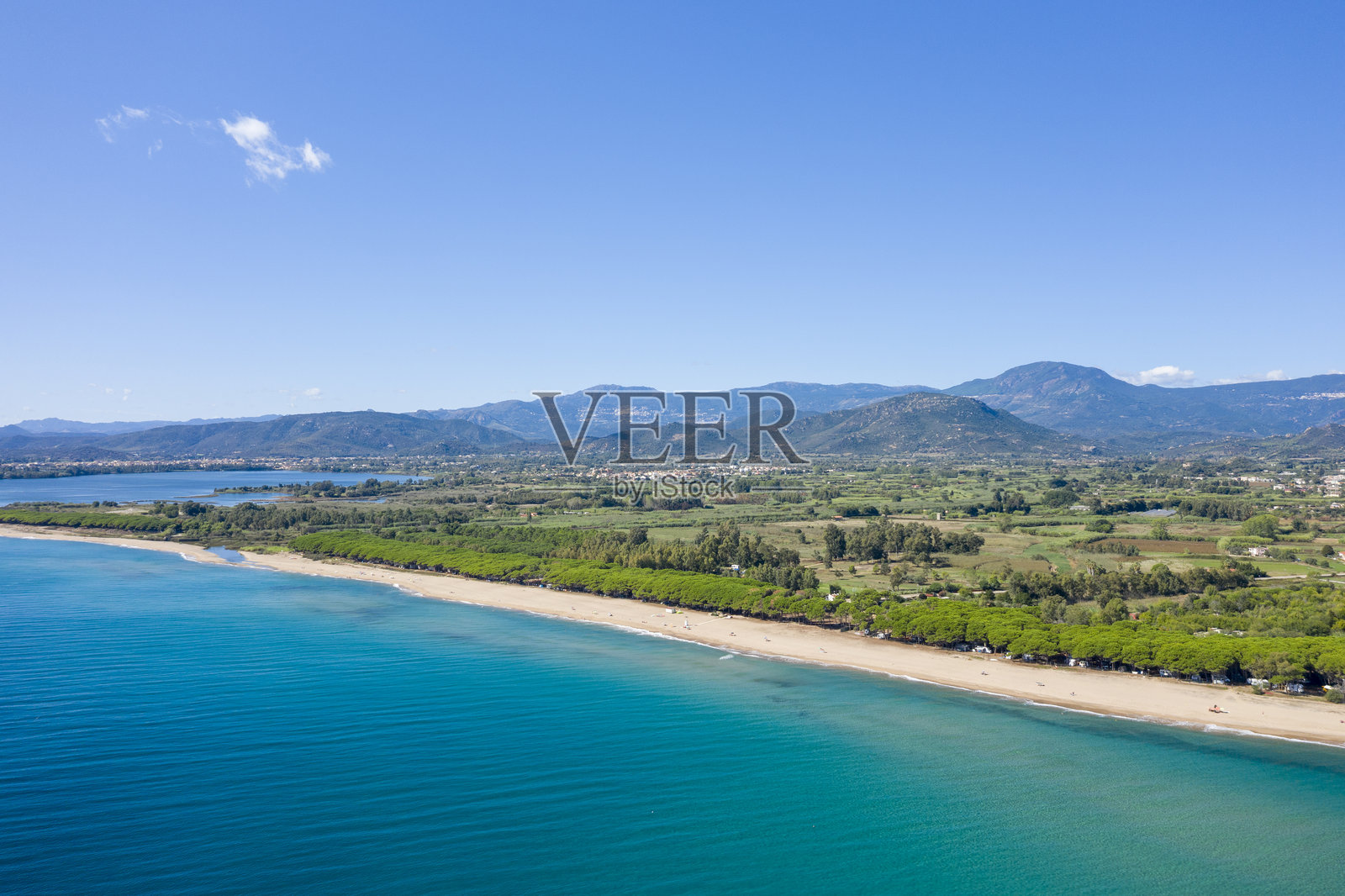 意大利撒丁岛洛佐赖的沙滩,夏季阳光明媚的日子。照片摄影图片