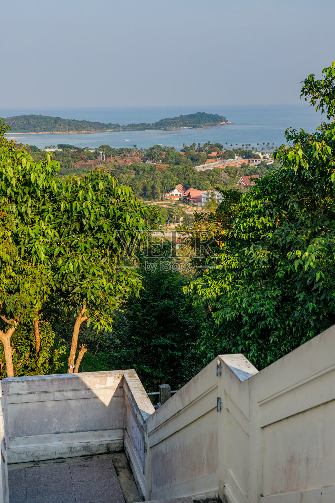 从考华祝塔俯瞰的美丽海岸景色,远处是红顶建筑的海滨小镇照片摄影图片