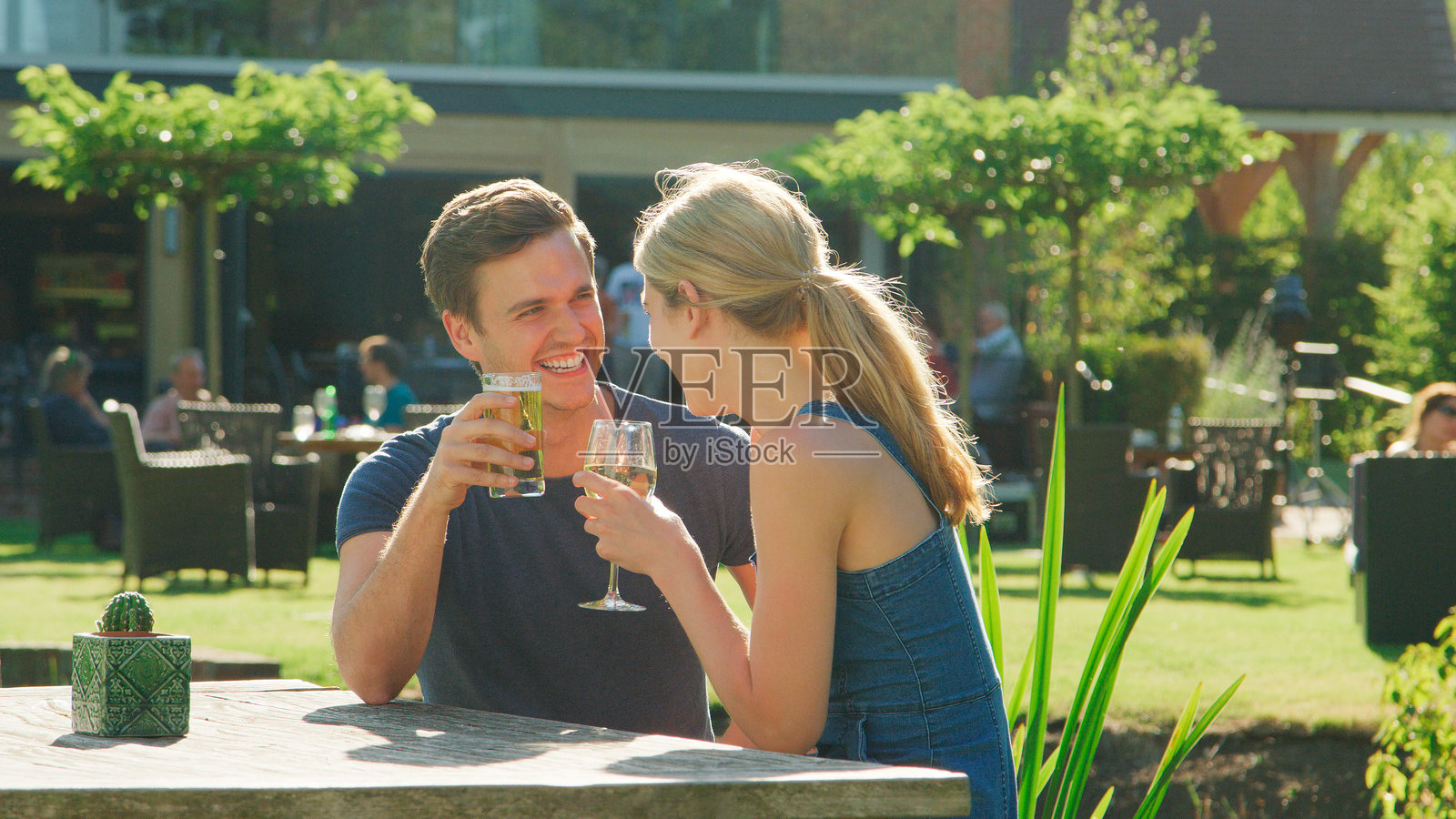 情侣在酒吧享受户外夏日饮品约会照片摄影图片