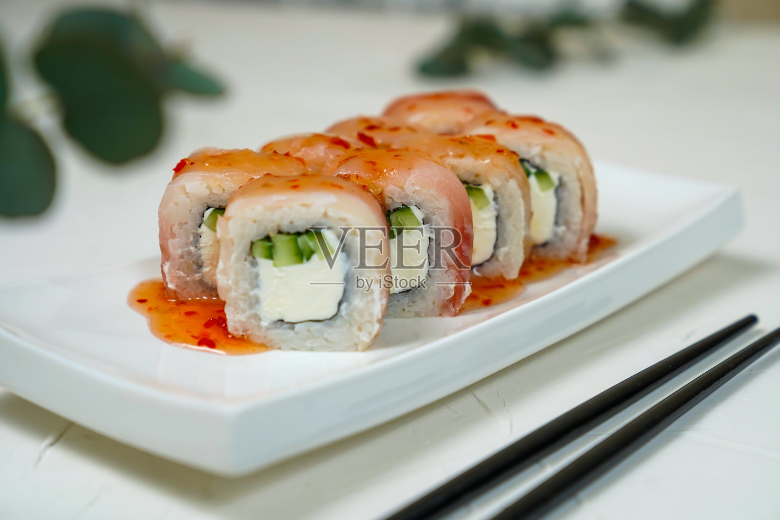 寿司卷 红鱼 芝加哥酱 酱油 芥末 姜照片摄影图片