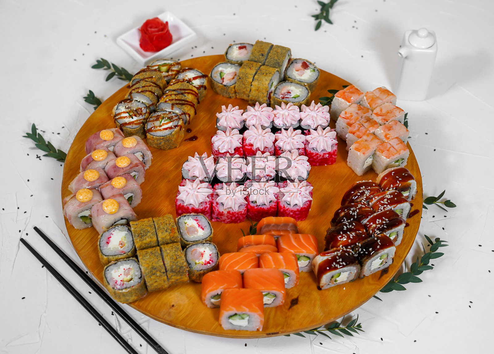 餐厅菜单上的一盘面包卷放在木托盘上照片摄影图片