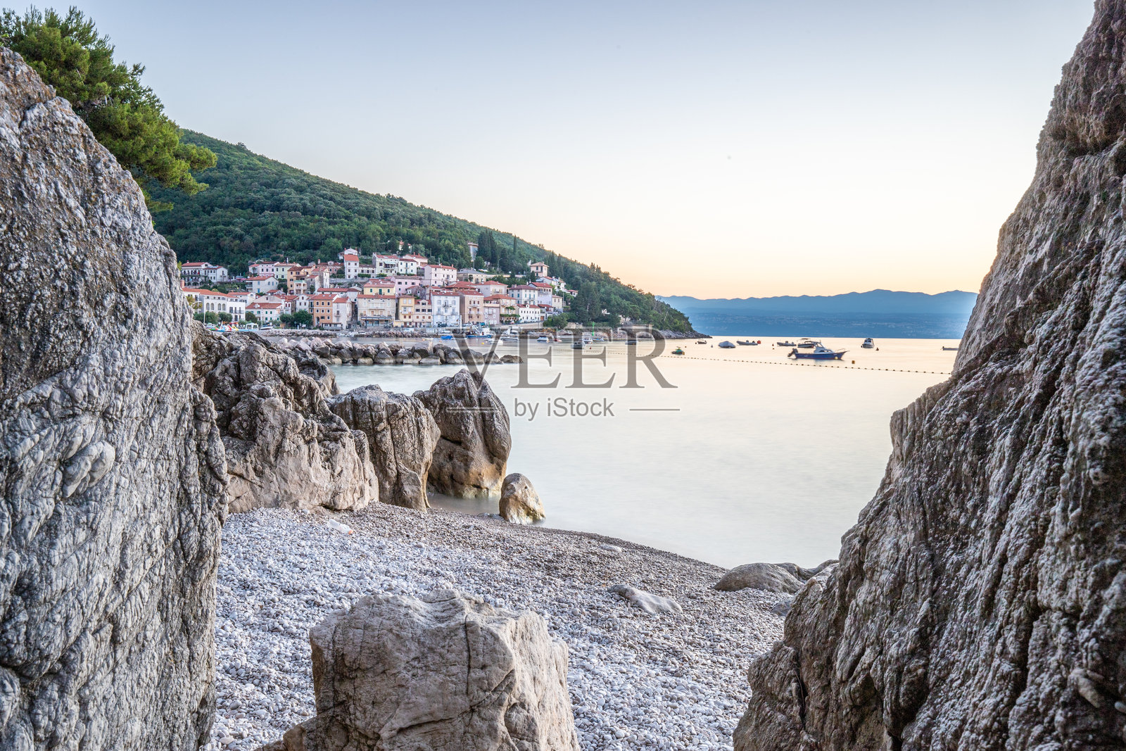 地中海村庄的天际线,清晨日出时在海滩和海洋拍摄,莫什切尼察·德拉加,伊斯特拉,克罗地亚照片摄影图片