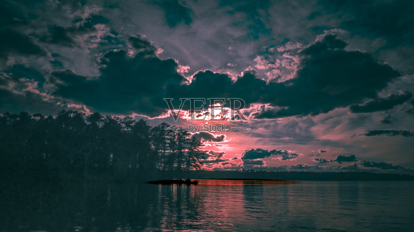 滑落云层的日落照片摄影图片