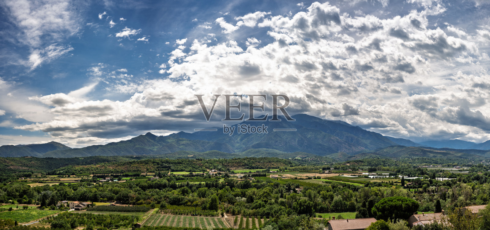 特谷全景,背景是法国尤斯的卡尼戈山照片摄影图片