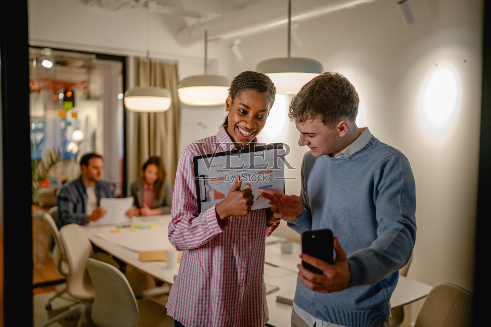 多元文化的同事在办公室通过手机进行视频通话照片摄影图片