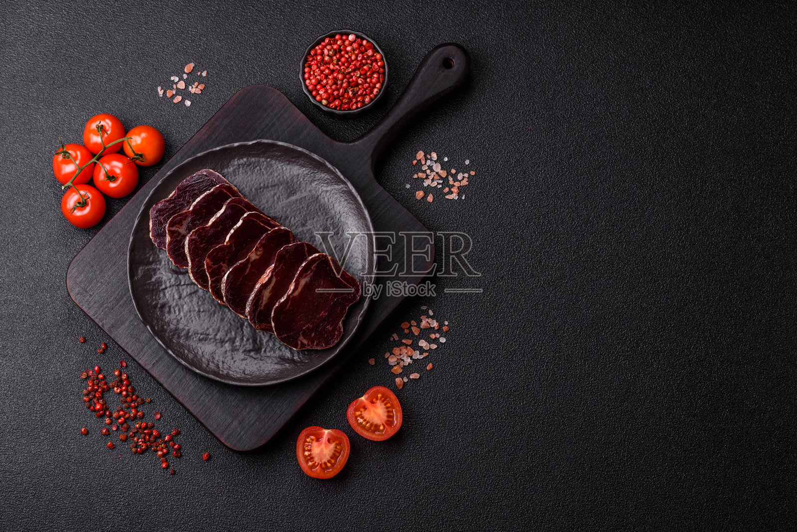 烟熏马肉,配以盐、香料和草药照片摄影图片