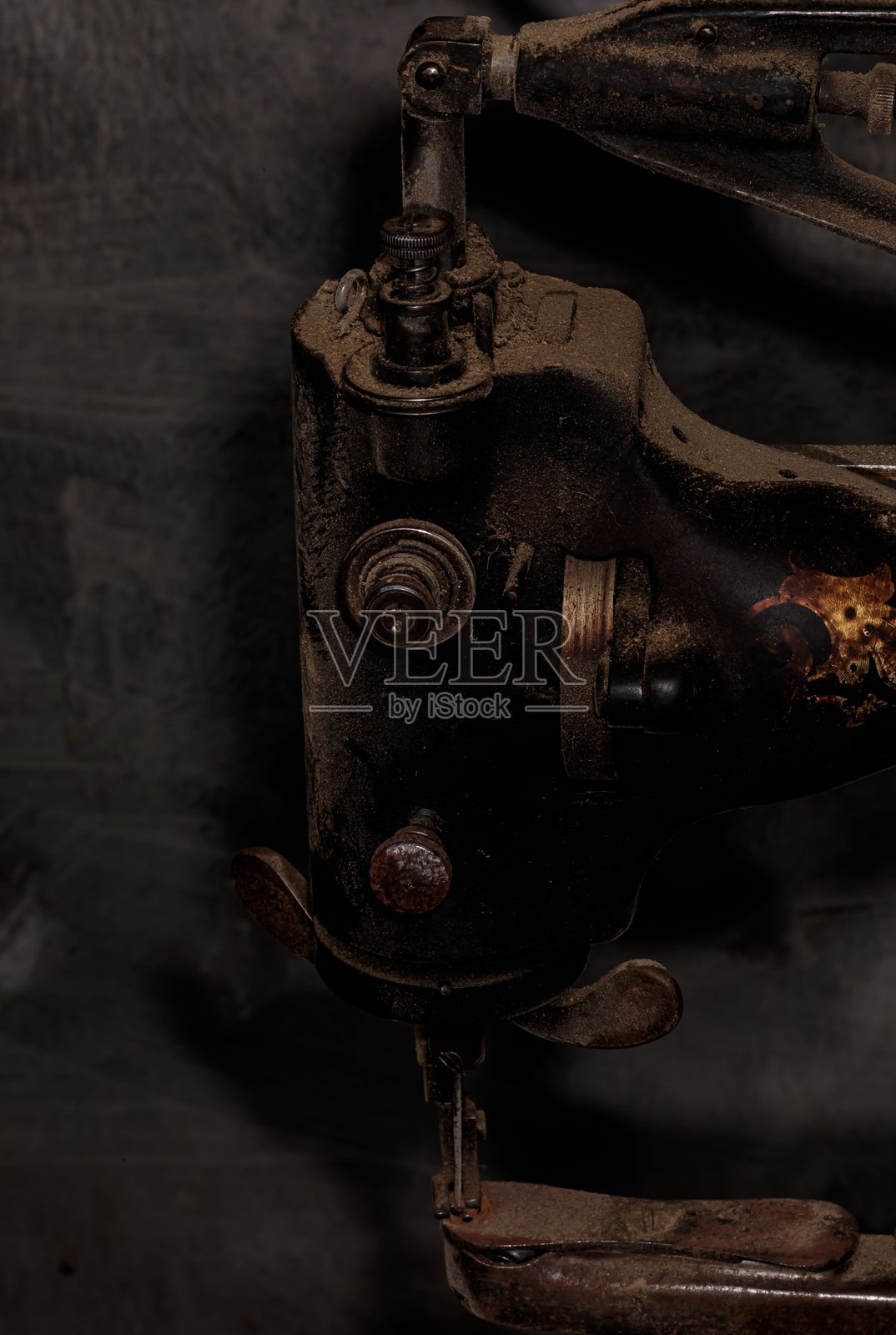 重型皮革缝纫机针的侧视图。照片摄影图片