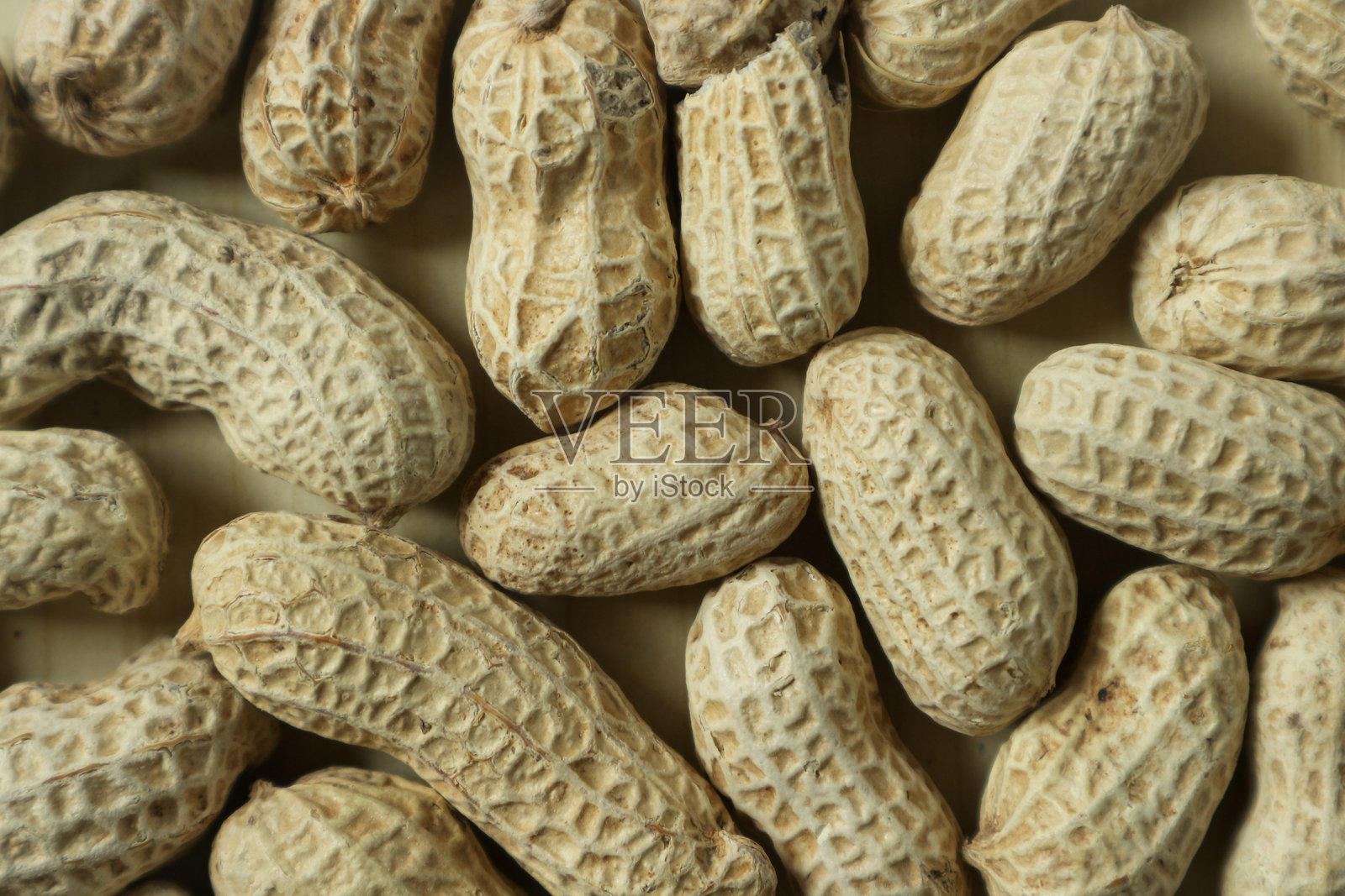 新鲜的未剥皮花生作为背景。俯视图照片摄影图片