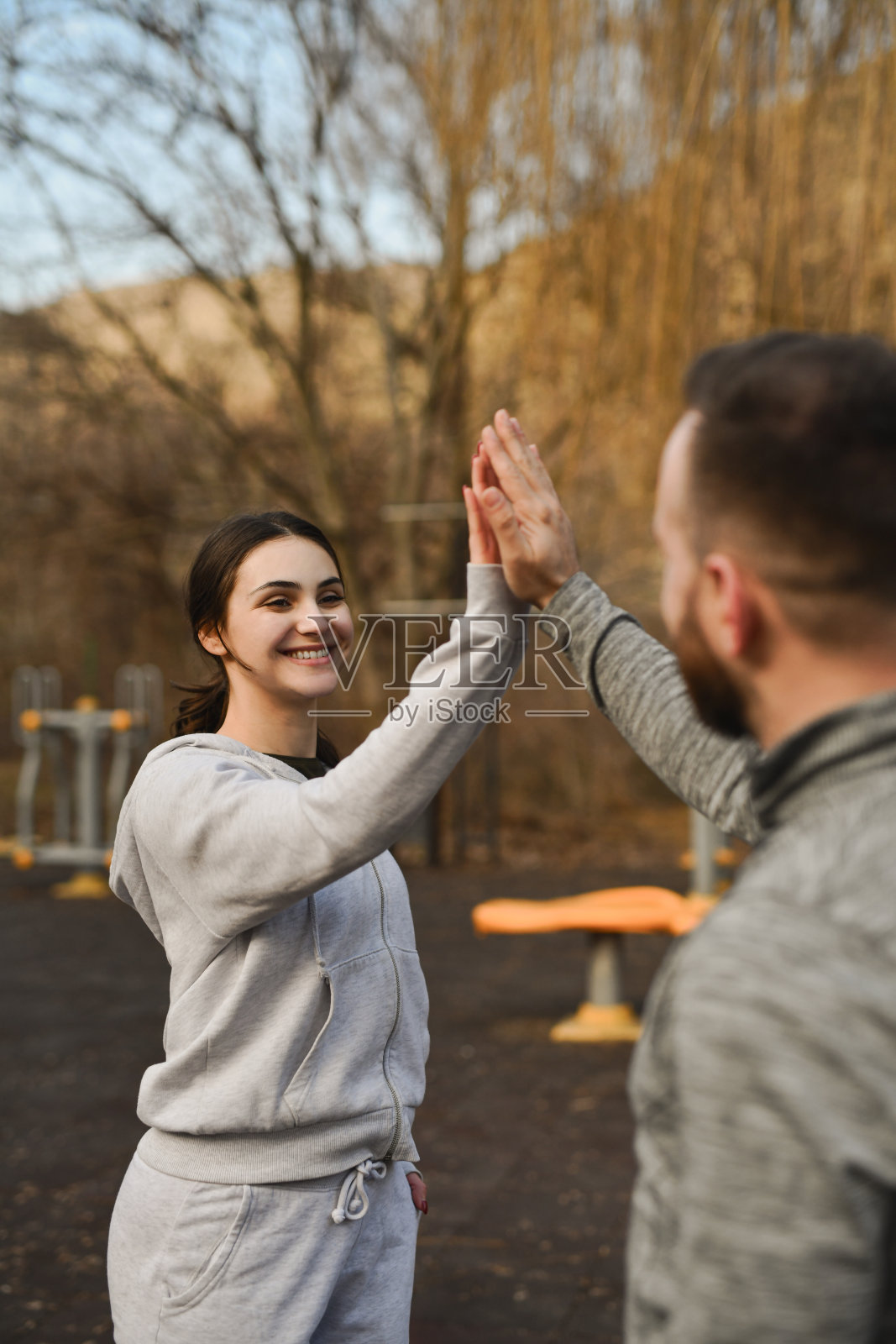 男性和女性朋友在晨跑后击掌庆祝照片摄影图片