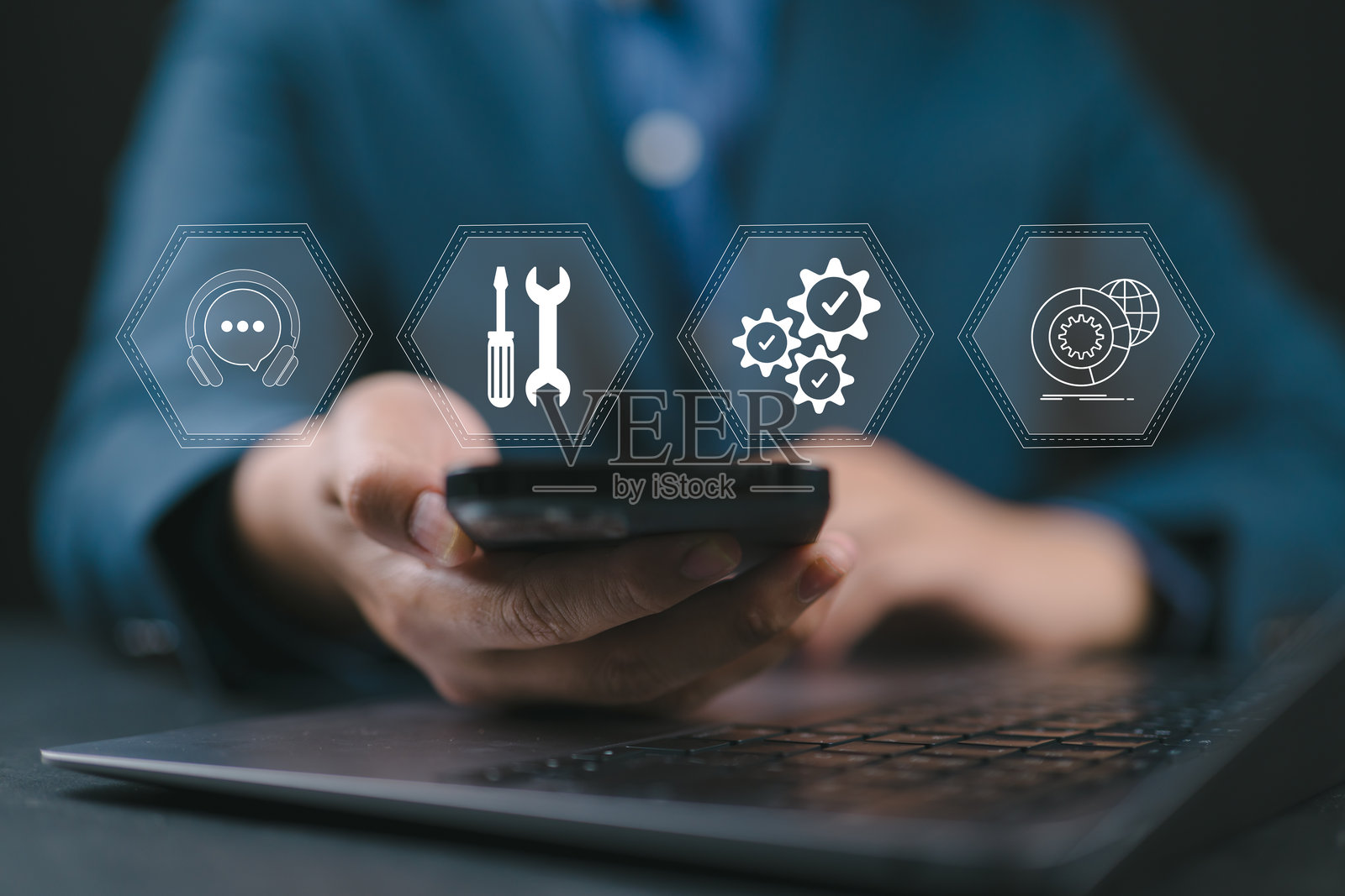 人们在虚拟屏幕上触摸支持图标,技术支持客户服务概念,呼叫中心和客户服务帮助。照片摄影图片