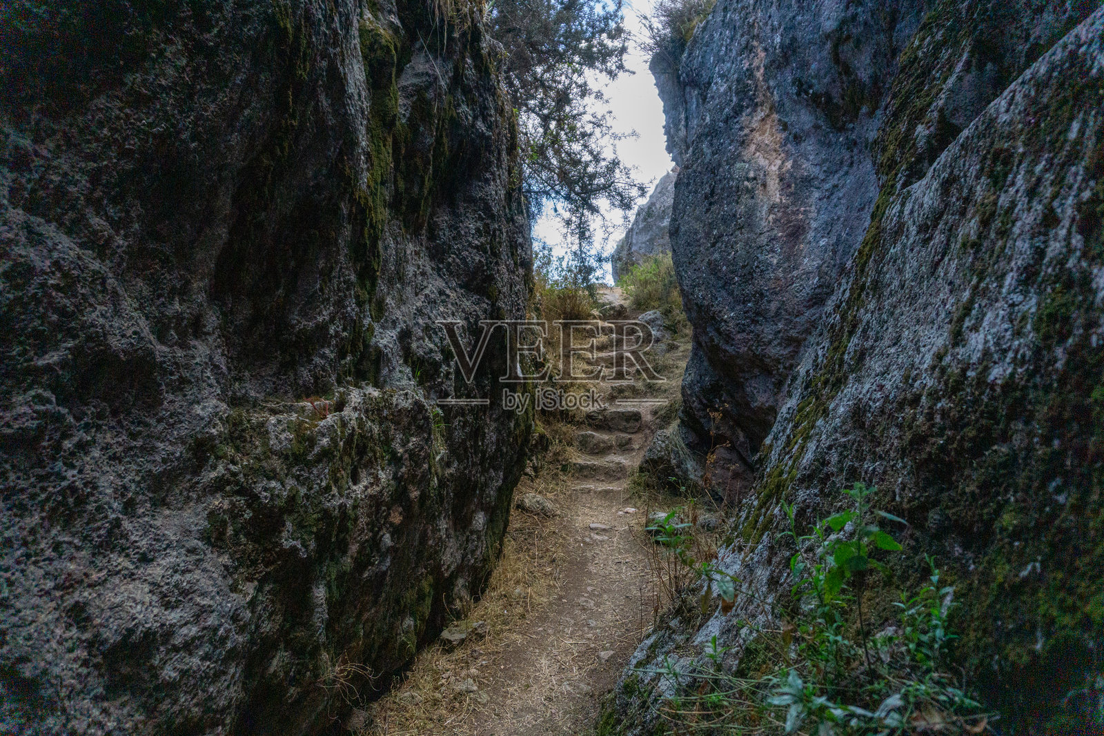 库斯科秘境X区,拥有引人入胜的印加岩石形成、秘密隧道和靠近萨克塞华曼的历史遗址,四周环绕着安第斯山脉。照片摄影图片