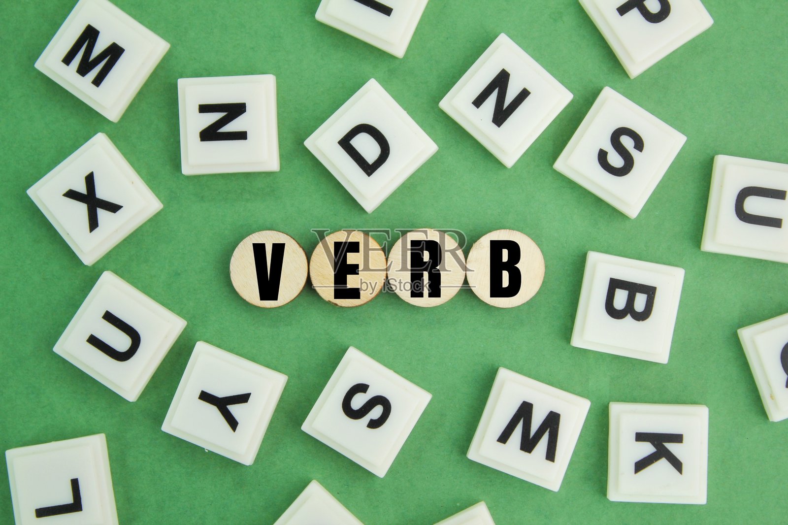 字母表中的动词词汇。英语中的语法概念。学校教育的概念。照片摄影图片