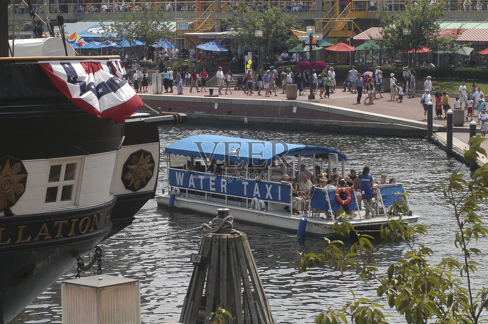 巴尔的摩水上出租车停靠在“星座号”船尾照片摄影图片