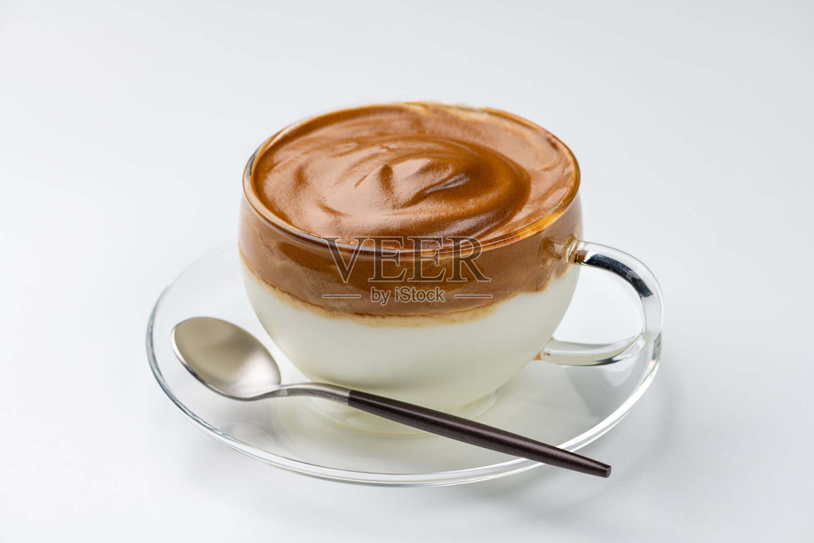 白色背景上的打泡咖啡照片摄影图片