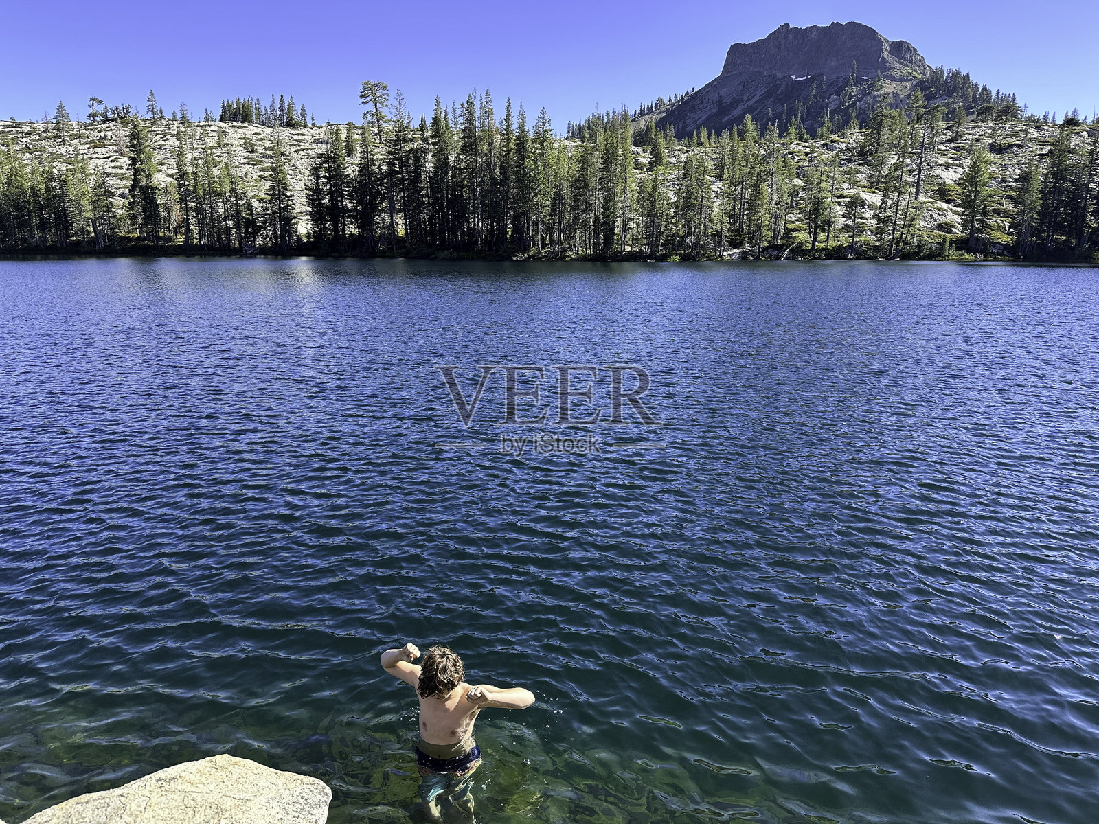 度假时在阿尔卑斯湖进行冷水浸泡照片摄影图片