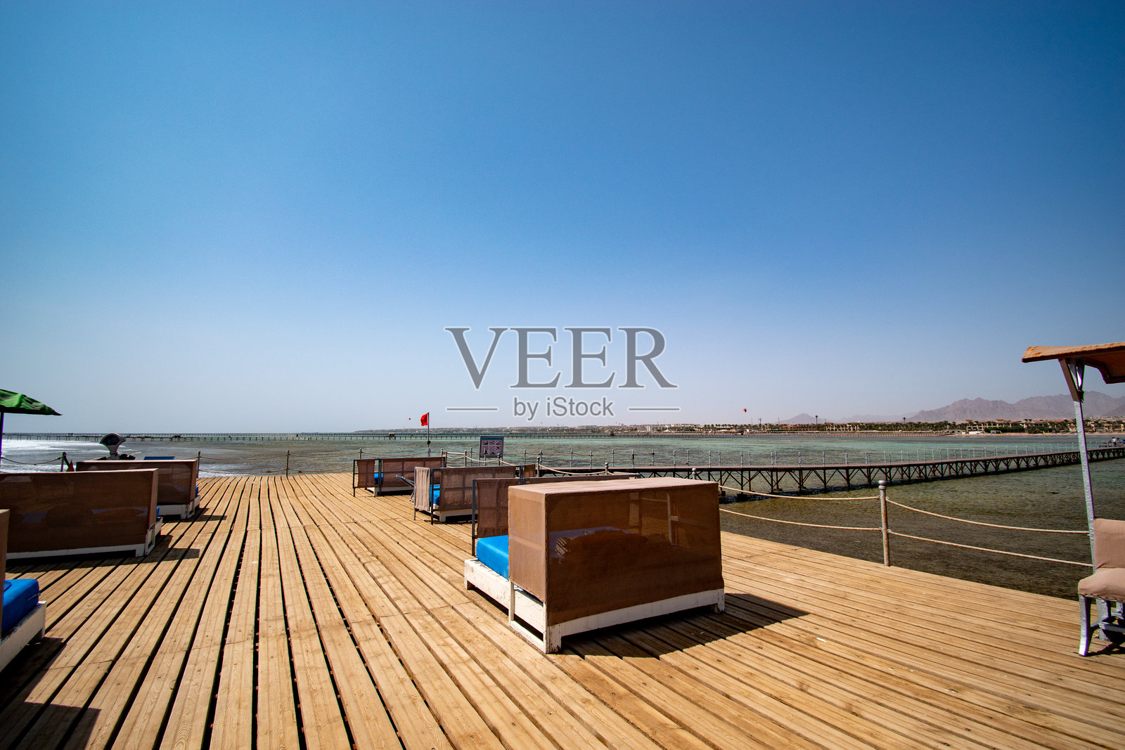 红海上的木栈道,配有座椅。照片摄影图片