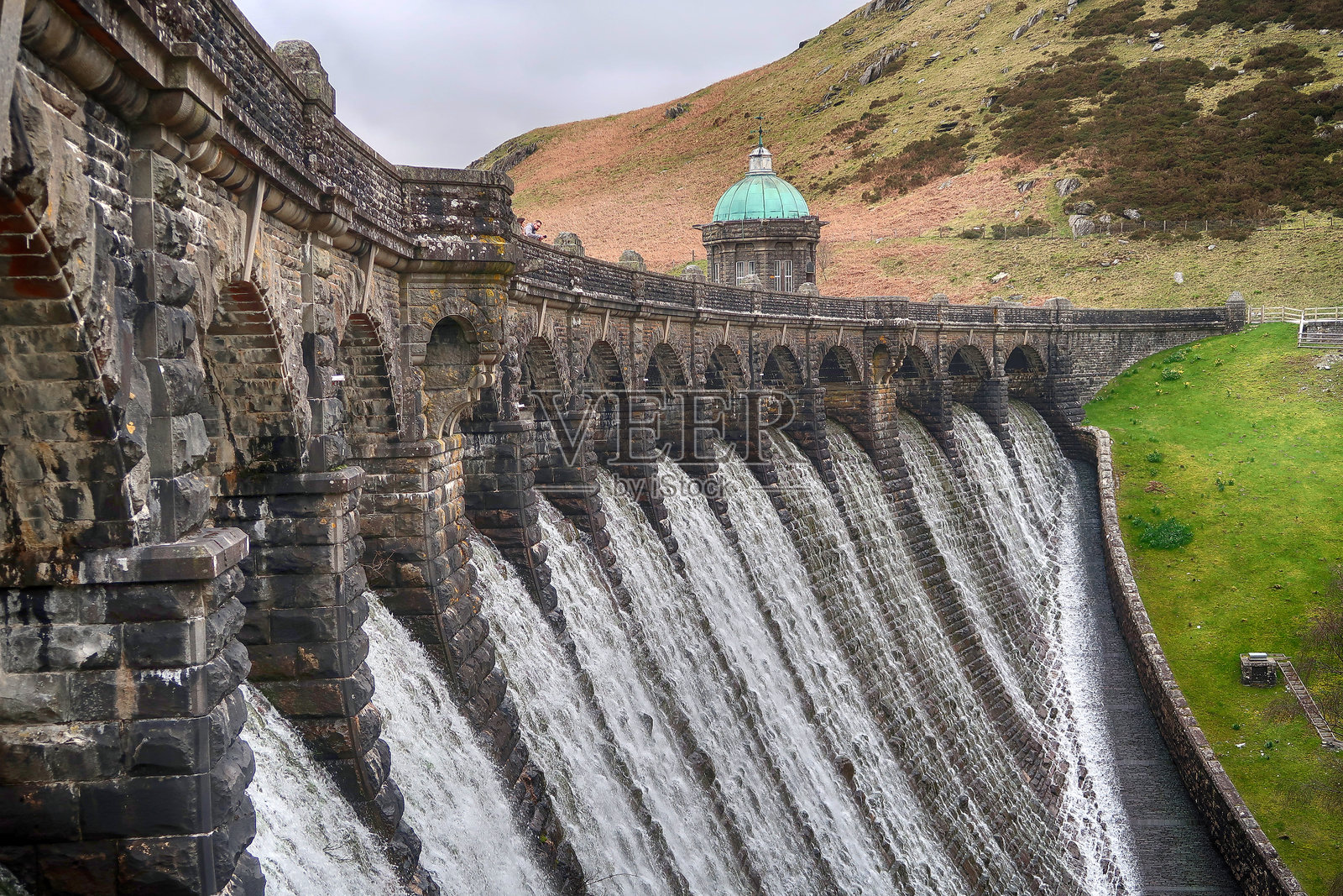 威尔士埃兰谷的水坝照片摄影图片