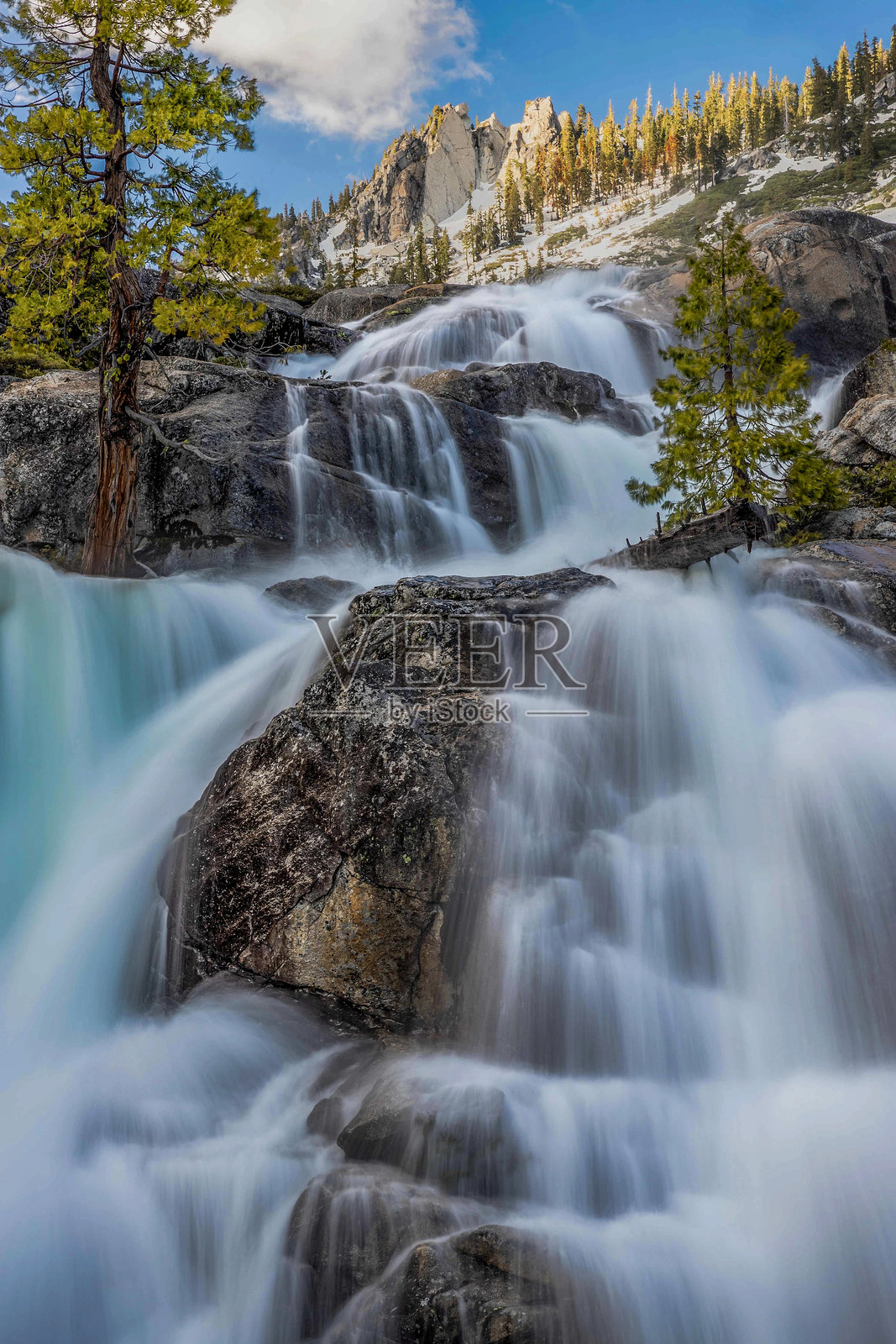 森林中的瀑布美景照片摄影图片