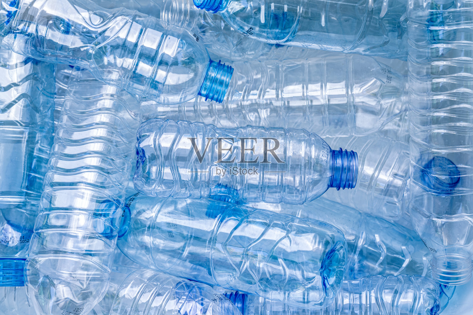 一堆被丢弃的塑料水瓶,突显了塑料污染的问题。照片摄影图片