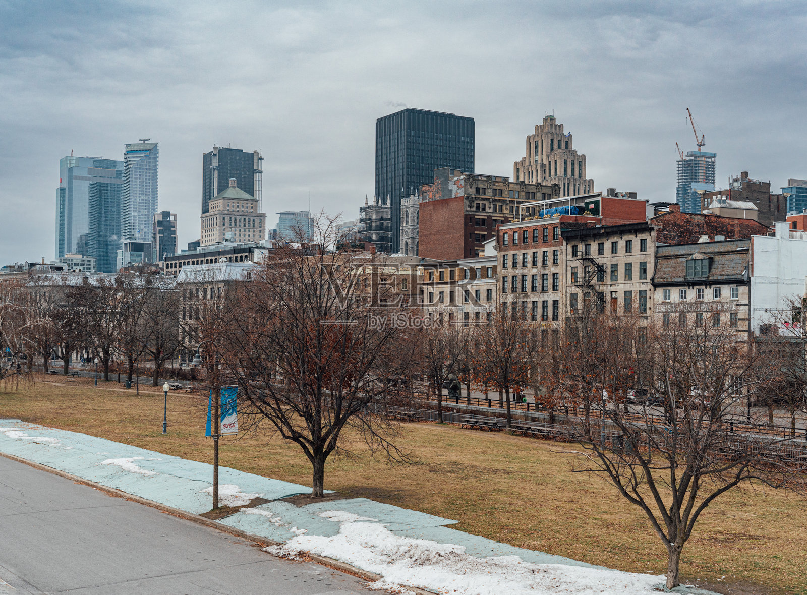 城市中建筑与天空相映照片摄影图片