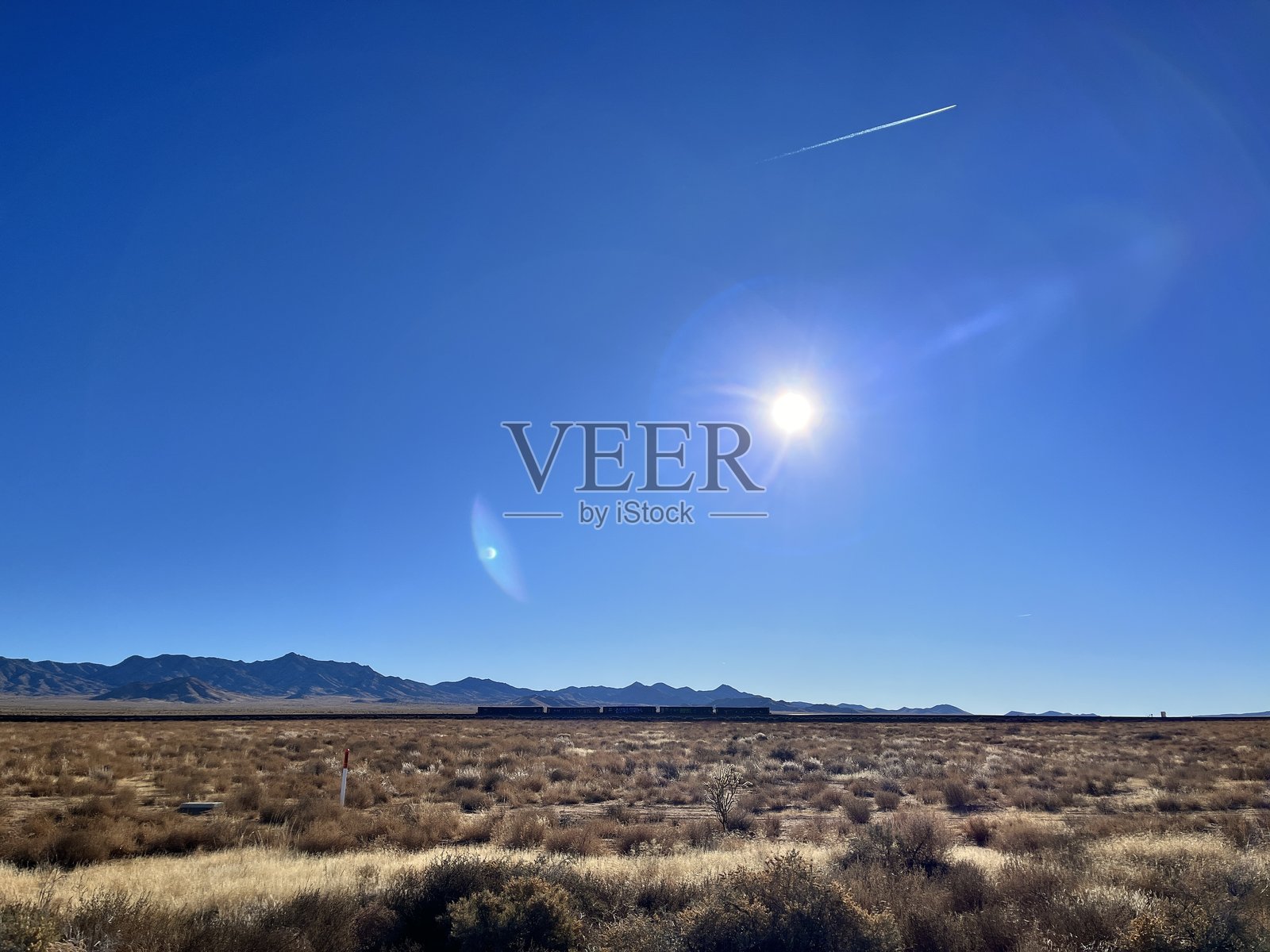 阳光照耀着亚利桑那州莫哈维沙漠的66号公路照片摄影图片