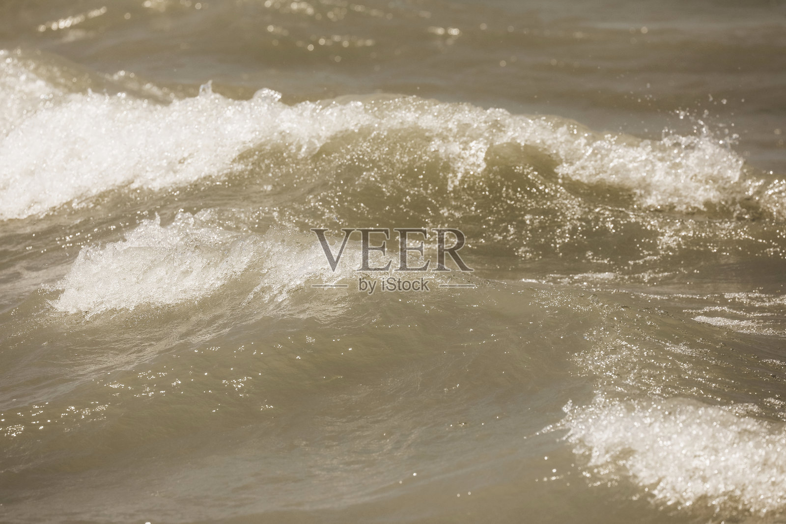 海滩上翻滚的海浪照片摄影图片