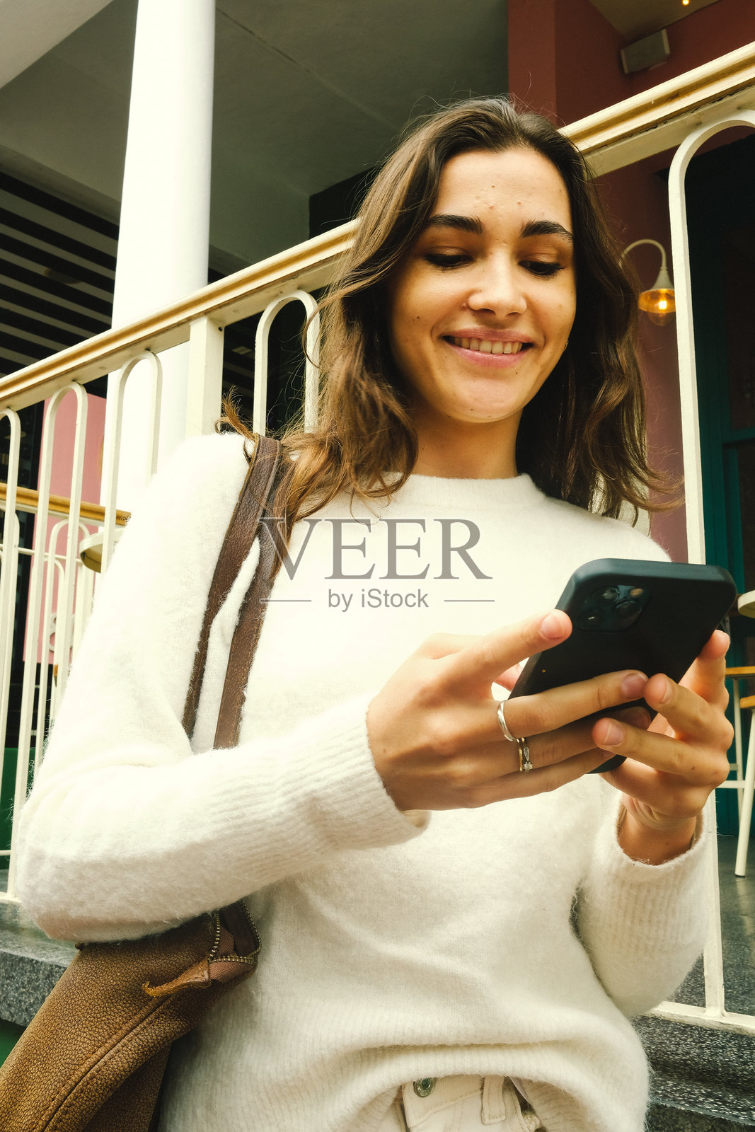 女孩在叫优步照片摄影图片