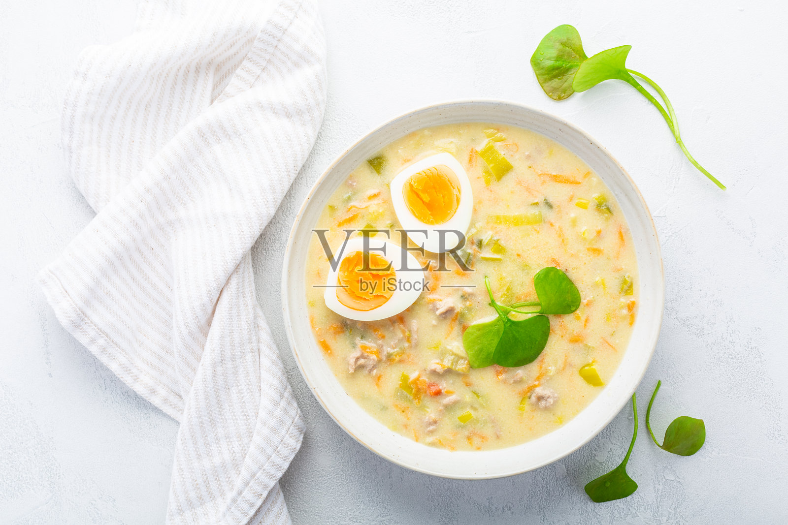 自制复活节汤,配有水煮蛋和蔬菜照片摄影图片