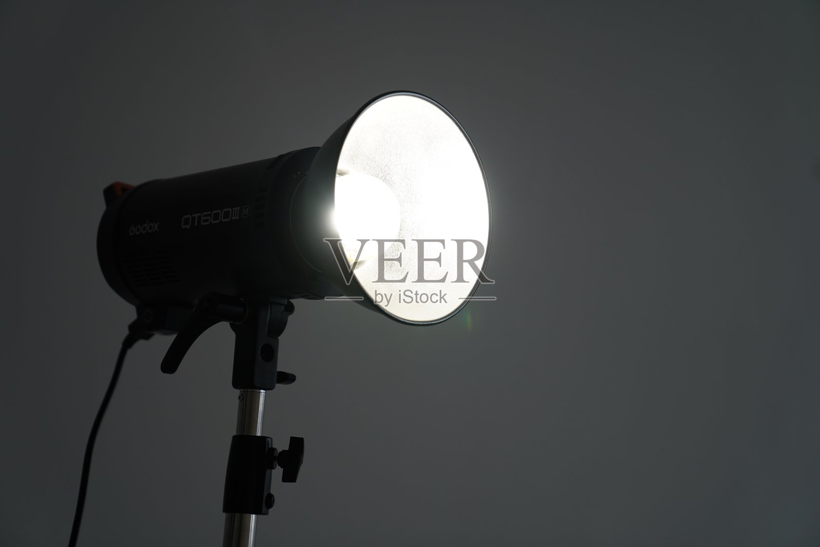 灰色背景上的闪光灯支架脉冲光照片摄影图片