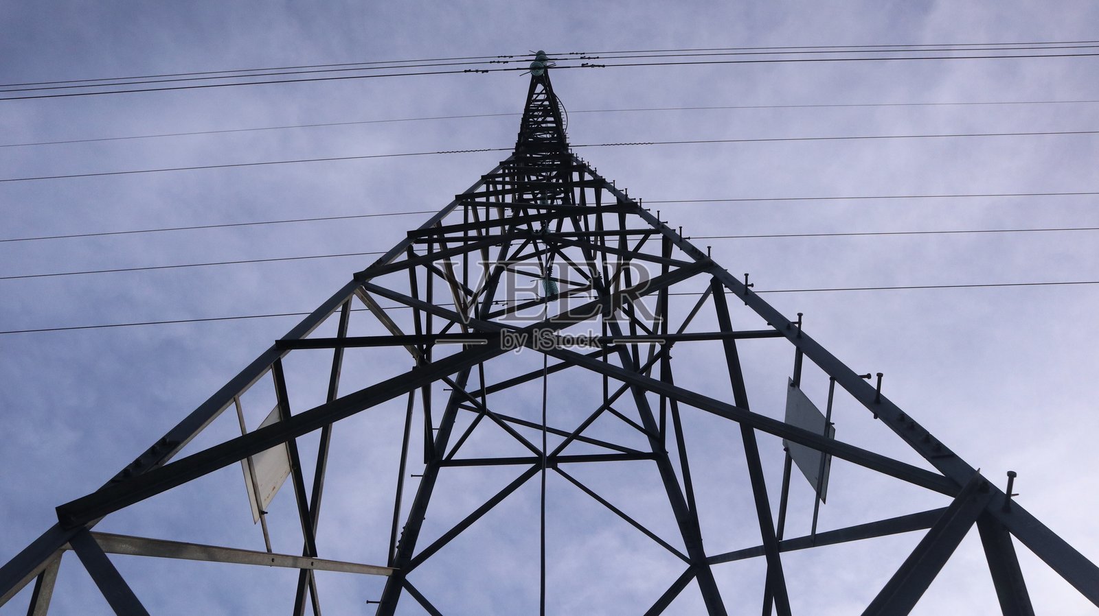 工人在建筑工地安装高压电气系统。照片摄影图片