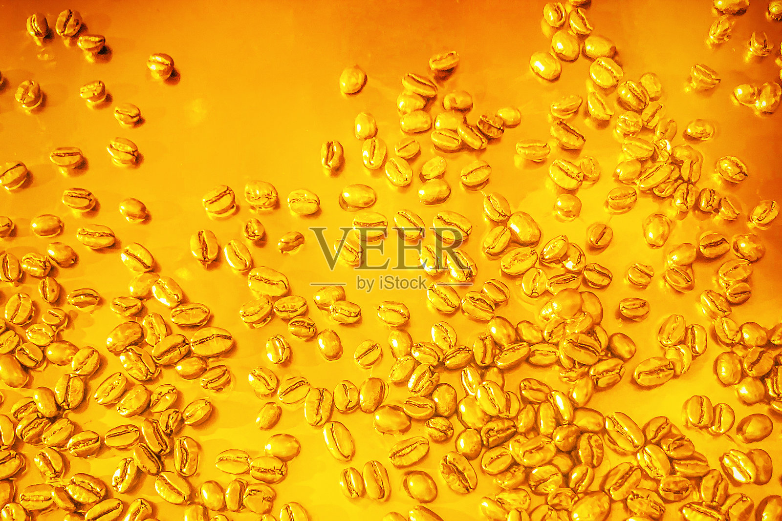 金色咖啡豆在丰富的琥珀色表面上美丽地散落,形成惊艳的视觉效果。咖啡豆在金黄色昂贵的背景纹理上。照片摄影图片