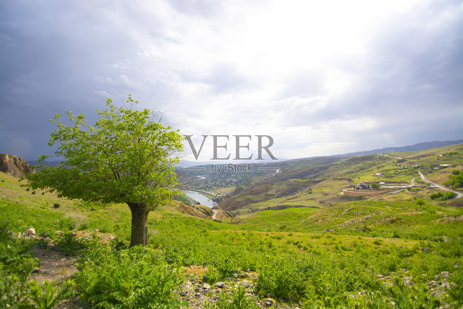 这是土耳其埃拉泽省的一个城镇,是帕鲁区的中心。照片摄影图片