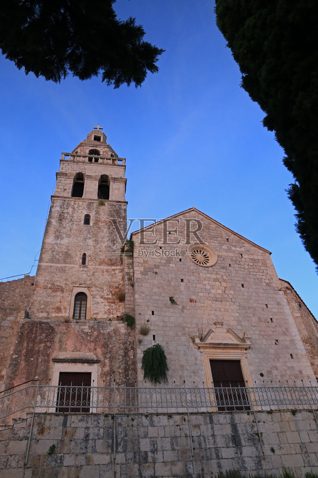 克罗地亚维斯岛科米扎的圣尼古拉修道院照片摄影图片